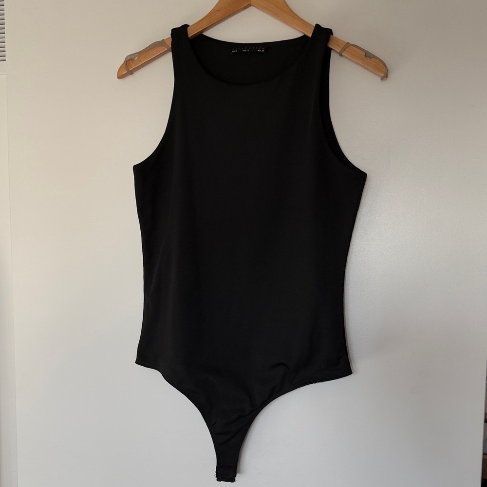 Dress Forum Black Scoop Neck Sleeveless Top